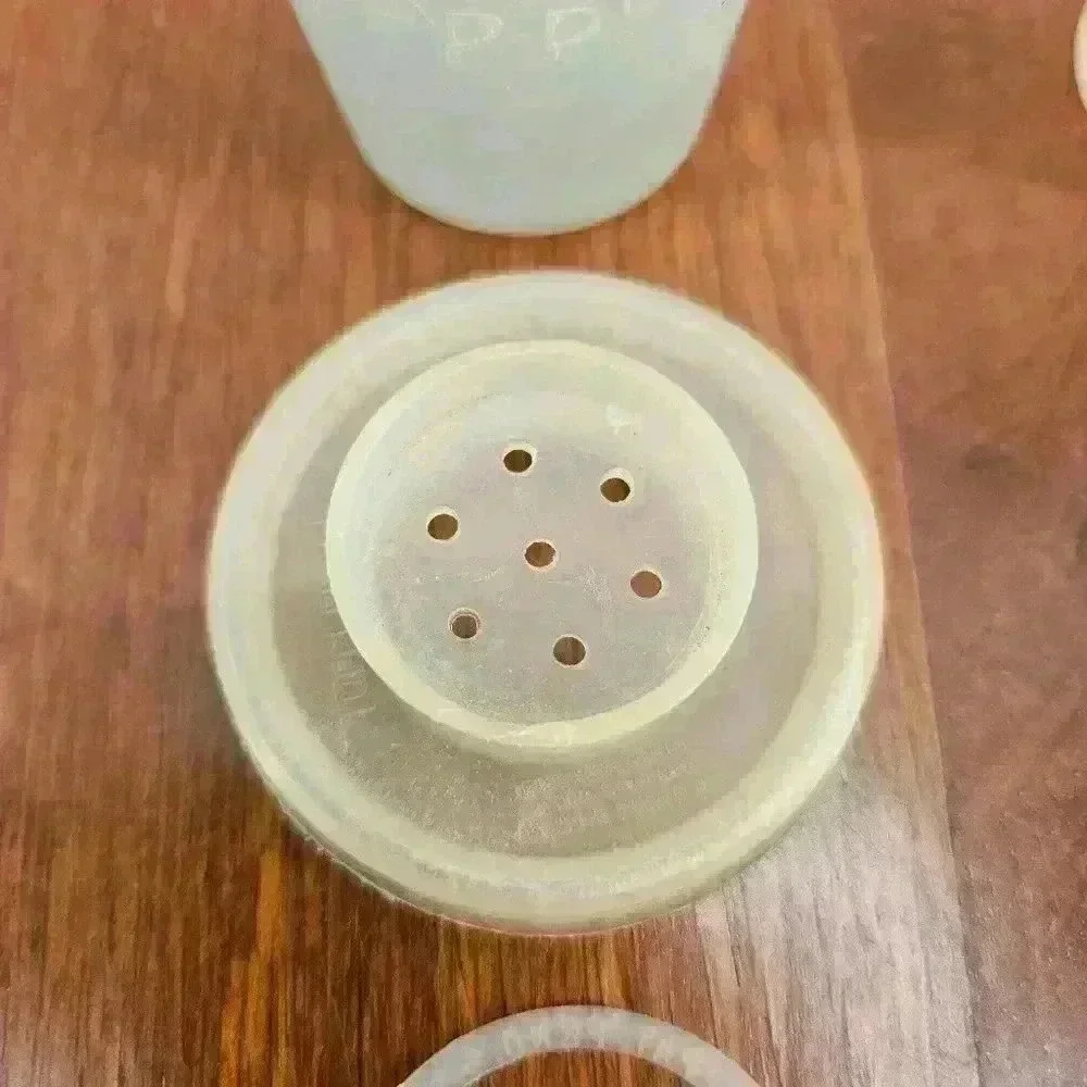 Tupperware Mini Salt & Pepper Shakers Yellow Blue USA Vtg  101-11 & 101-12 - Picture 9 of 11